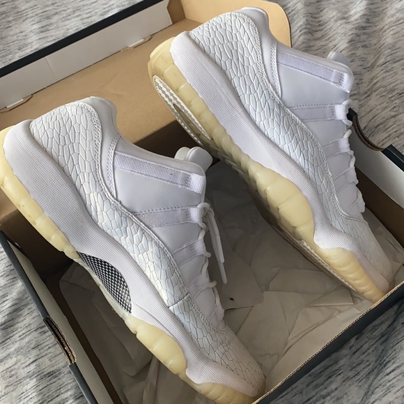 AIR JORDAN 11 Retro Low Heiress White - Picture 11 of 14
